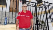 Un simpatizante del PSOE en Mérida se encadena en la sede local como protesta por el "golpe de Estado"