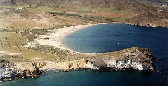 La ciudadanía lanza una petición contra el hotel en la Bahía de Los Genoveses