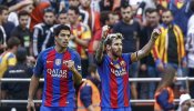 Messi da el triunfo al Barça en Mestalla con un penalti en el último suspiro
