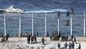 Más de un millar de inmigrantes intentan saltar la valla de Ceuta