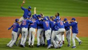 Los Chicago Cubs ganan las Series Mundiales de béisbol por primera vez en más de un siglo