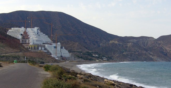 El Gobierno andaluz quiere tomar el control del Algarrobico para demolerlo