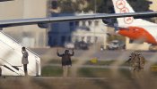 Los secuestradores del avión libio se entregan a la policía en Malta tras liberar a todos los pasajeros