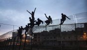 Un centenar de inmigrantes intenta saltar la valla de Melilla y entra una decena