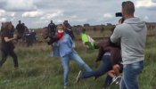 Libertad condicional para la cámara húngara que golpeó y zancadilleó a refugiados