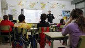 Andalucía autoriza a sus maestros a retirar el móvil a los alumnos acosadores