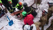 Aumentan a 9 las personas rescatadas en el hotel sepultado en Italia