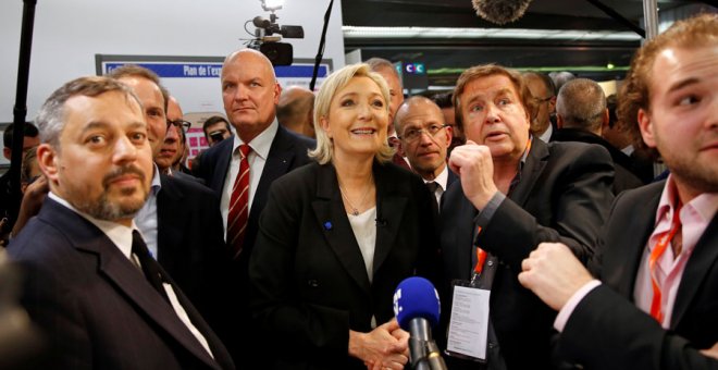 Los guardaespaldas de Marine Le Pen agreden a un periodista que le preguntaba por su presunta corrupción