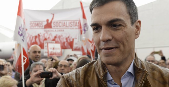 Pedro Sánchez y la subdirectora de 'El Socialista', a pedradas