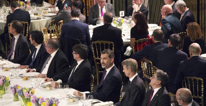 El rei parla de "col·laboració lleial" en el sopar d'inauguració del MWC, amb Puigdemont i Colau