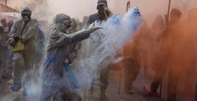 Los griegos ponen fin al Carnaval con la 'Guerra de harina'