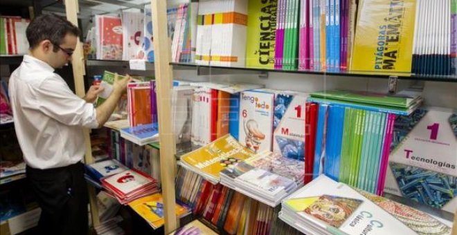 ¿Quién es responsable de borrar a las mujeres de los libros de texto?