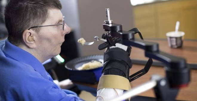 Un hombre tetrapléjico mueve su mano gracias a una interfaz conectada al cerebro