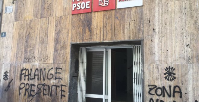 Pintadas falangistas en las sedes de Podemos, PSOE y Compromís en Alacant