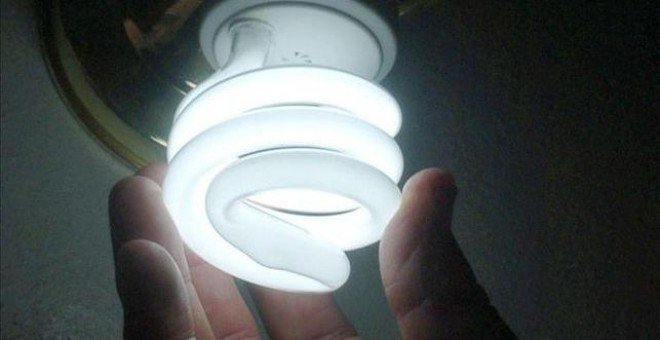 El precio diario de la luz baja apenas un 3,6% y sigue por encima de los 100 euros