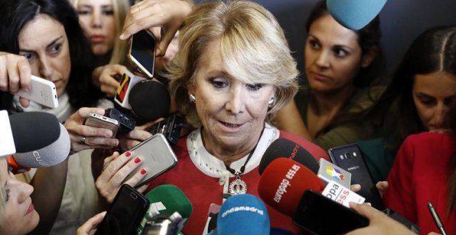 Esperanza Aguirre llora ante los periodistas al hablar de González