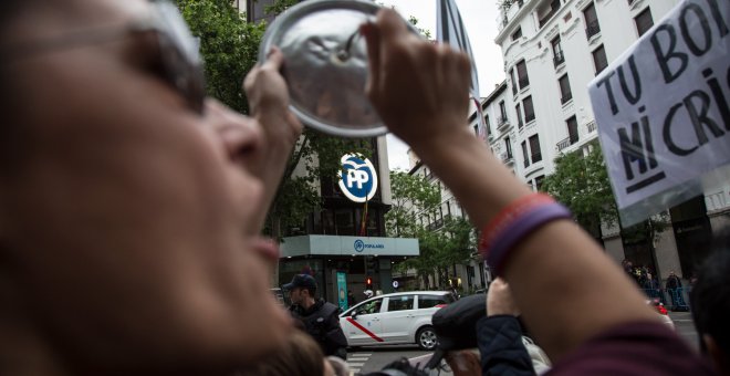Cientos de personas exigen la "disolución del PP" con una cacerolada en su sede
