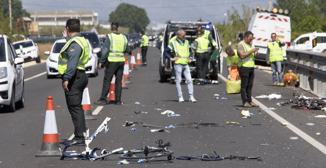 Los tres ciclistas heridos en Oliva permanecen en la UCI en estado grave