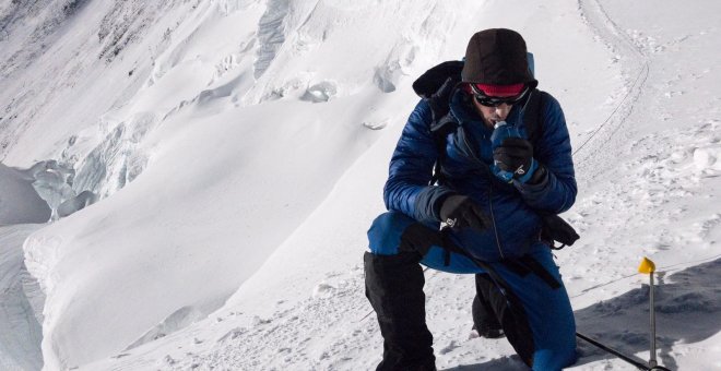 El montañero español Kilian Jornet alcanza la cima del Everest