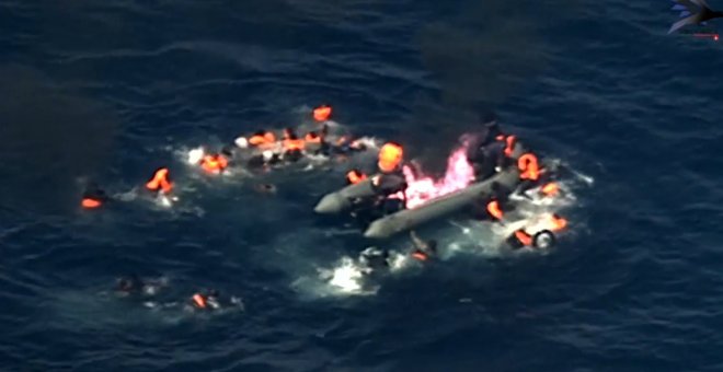 Las dramáticas imágenes del incendio de la patera rescatada con 34 personas a bordo