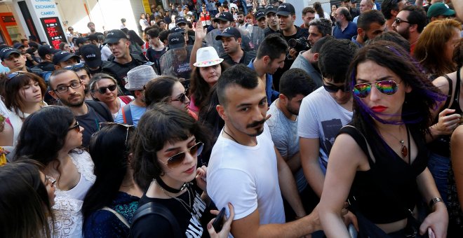 Los colectivos homosexuales turcos desafían a las autoridades y celebran su marcha