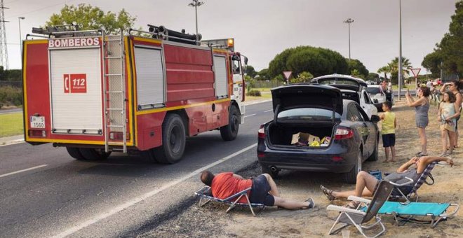 Miles de personas quedan incomunicadas en Matalascañas por el incendio de Moguer