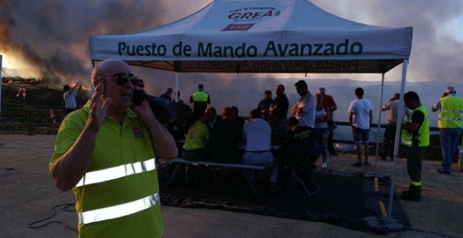 Desalojadas unas 400 personas por un incendio forestal en Riotinto (Huelva)