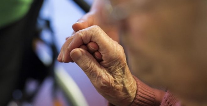 Un enfermero para 347 residentes: la precaria realidad del cuidado de mayores