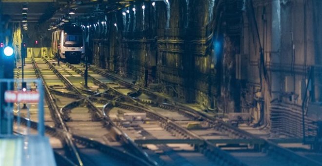 Una persecución policial por los túneles de Metro paraliza el servicio de la Línea 3