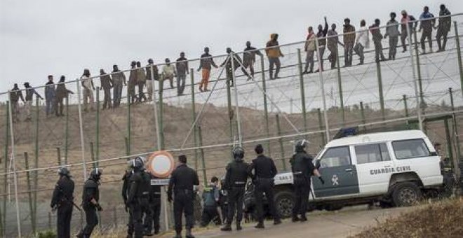 La Guardia Civil impide la entrada de 250 subsaharianos por la valla de Ceuta