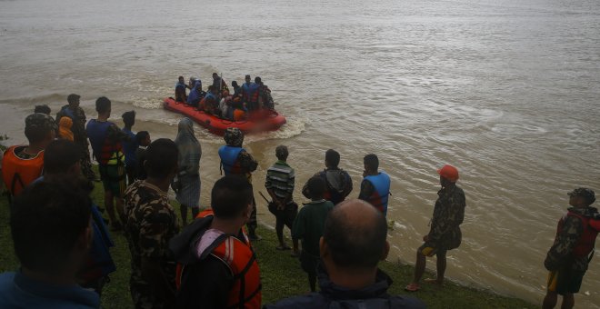 Los elefantes ayudan a rescatar a cientos de turistas en las inundaciones de Nepal