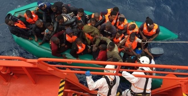 Llegan al puerto de Almería 31 personas rescatadas de una patera