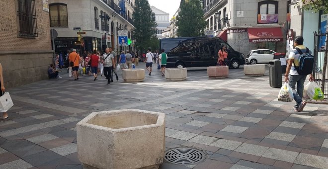 El Ayuntamiento de Madrid coloca maceteros en la calle Arenal para reforzar la seguridad