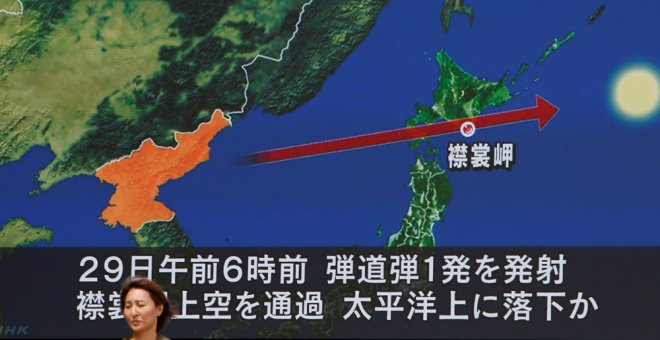 Corea del Norte lanza un misil que sobrevuela Japón y cae en el Pacífico