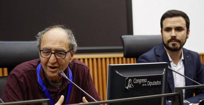 El escritor turco detenido en España critica en el Congreso la "penosa" actitud del Gobierno español