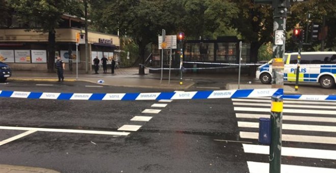 Un hombre armado con un cuchillo ataca a varios policías en una plaza de Estocolmo