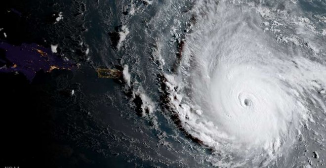 El huracán Irma, el más fuerte registrado desde 1980 en el Atlántico, llega a Barbuda