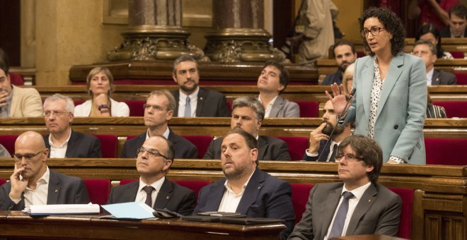 El Parlament aprueba votar la ley del referéndum en medio de una bronca sin precedentes por las garantías democráticas