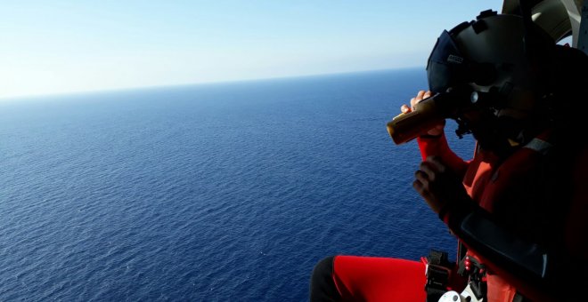 Un muerto y seis desaparecidos tras volcar su patera en el Mar de Alborán