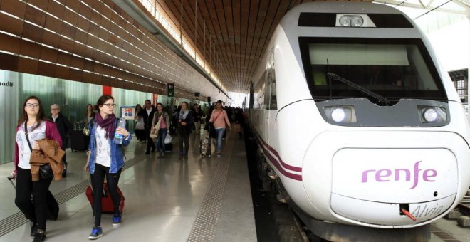 La OCU denuncia que Renfe cobra 10 euros por inscribirse en una oferta de empleo