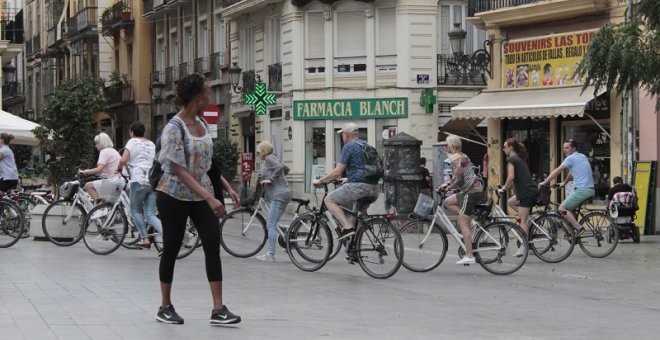 Veïns del casc històric de València lamenten que el Carme és "un centre comercial"