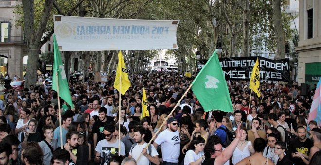 Milers de persones es manifesten a Palma contra la massificació turística