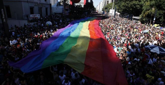 Apedrea a un gay, lo tira a la vía del tren y en el juicio niega que fuese una agresión homófoba