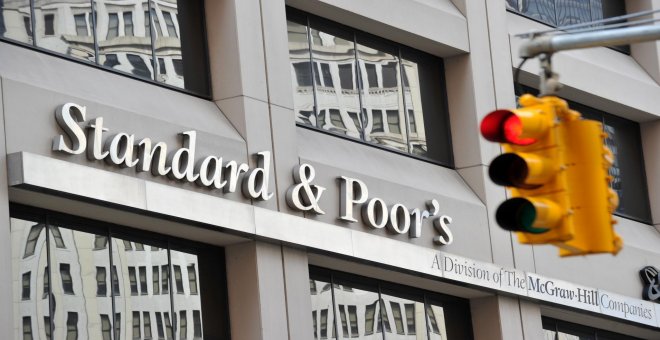 S&P eleva un escalón el rating de la deuda de España, hasta 'A-' con perspectiva positiva