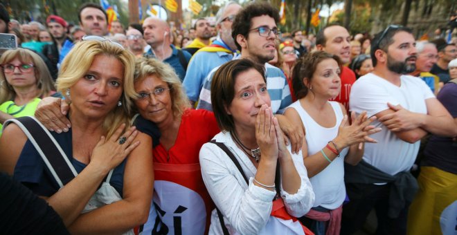 Aplaudiments tebis i gestos de decepció entre independentistes després del discurs de Puigdemont