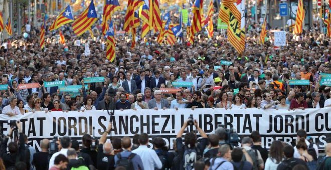 Centenares de miles de personas inundan Barcelona al grito de "¡no pasarán!"