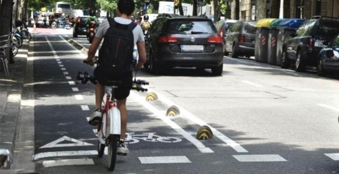 Barcelona incorpora el carril bici al carrer Aragó i n'amplia a la Diagonal i la Gran Via