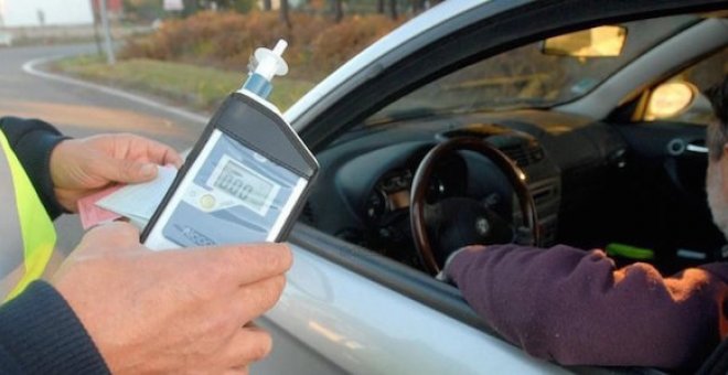 El chófer de un autobús escolar, detenido por casi quintuplicar la tasa de alcohol en Murcia