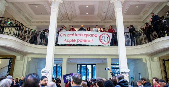 Ocupan una tienda de Apple en París para denunciar la evasión fiscal de la empresa