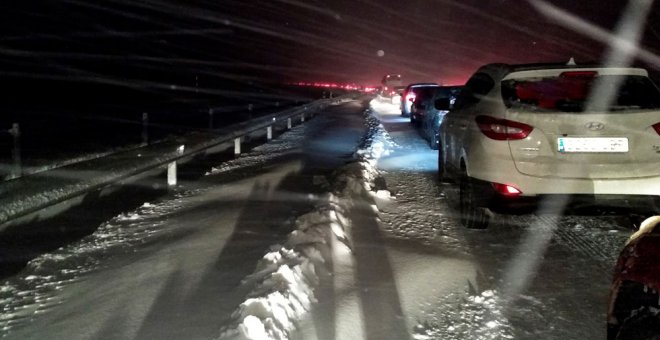 Reabierto al tráfico la AP-6 tras el rescate de miles de vehículos atrapados durante 18 horas por la nieve